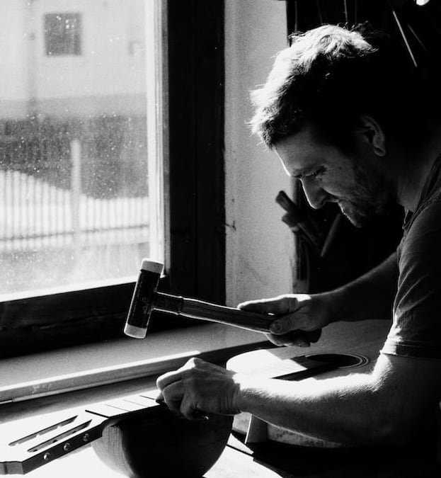 Gitarrenbauer Nils Schebesta